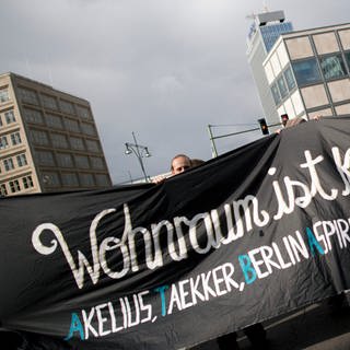 Demonstration von Mieterorganisationen und politischen Initiativen gegen hohe steigende Mieten, teure Modernisierungen, Gentrifizierung, Verdrängung und Zwangsräumungen in Berlin. 