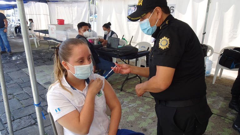 Die Menschen in der guatemaltekischen Hauptstadt bekommen ein gutes Impfangebot. In den Dörfern auf dem Land funktioniert das längst nicht so gut.