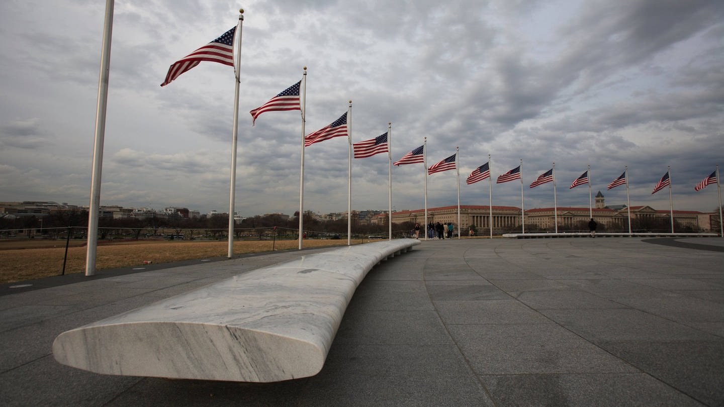 Um einen leeren Platz herum wehen amerikanische Flaggen