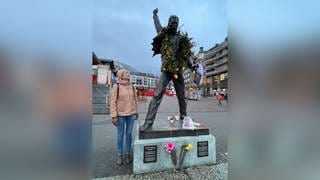 Renata Nasseri neben der Statue von Freddie Mercury in Montreux