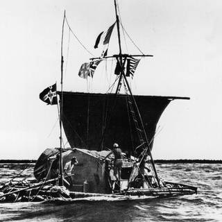 1947: Der norwegische Ethnologe Thor Heyerdahl und sein Floß KonTiki überqueren den Pazifischen Ozean