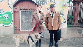 Natalie Putsche mit ihrem Hund und einem der älteren Herren aus ihrer Nachbarschaft