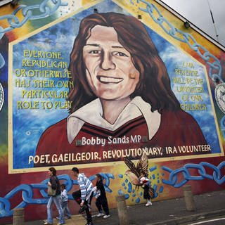 Politisches Wandbild mit Bobby Sands ist auf der Falls Road, Belfast zu sehen