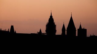 Silhouette von Mainz im Abendlicht