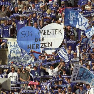 Schalker Fans, die Meister der Herzen, schwenken ihre Fanschals