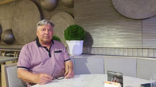 51 Jahre Bowlinggeschichte. Manfred Golombek vor dem Wandrelief im ersten Boowlingzentrum der DDR