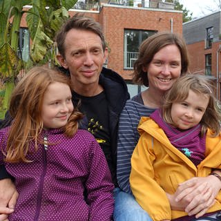 Die lebendige Nachbarsfamilie: Jule und Heiko Harlapp mit ihren Töchtern Lina (links) und Lotta.