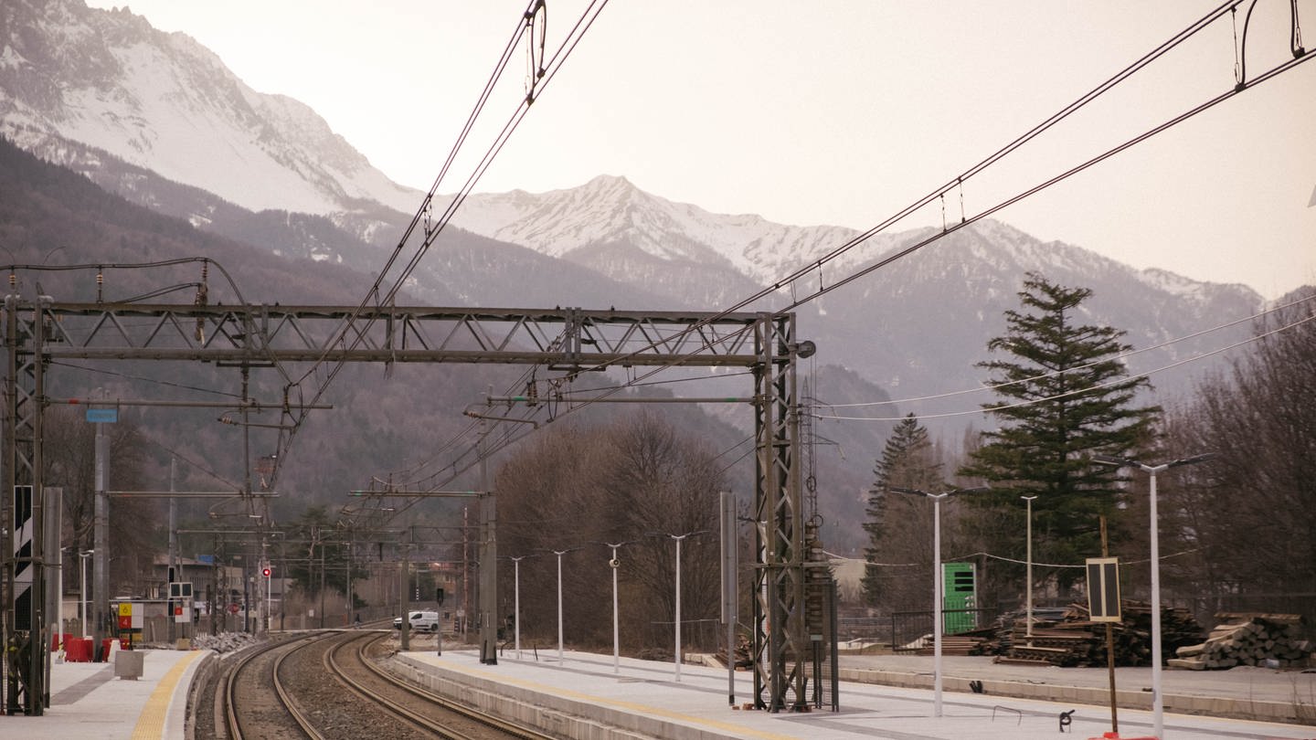 Der Bahnhof von Oulx liegt mitten in den Alpen. Hier kommen jedes Jahr Tausende Flüchtlinge an, die weiter nach Frankreich wollen.