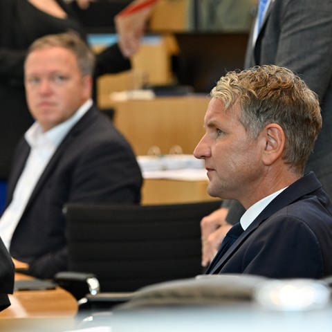 Björn Höcke (r, AfD) und Mario Voigt (l, CDU), Fraktionsvorsitzende ihrer Parteien, im Plenarsaal des Thüringer Landtags. (Foto: dpa Bildfunk, picture alliance/dpa | Martin Schutt)