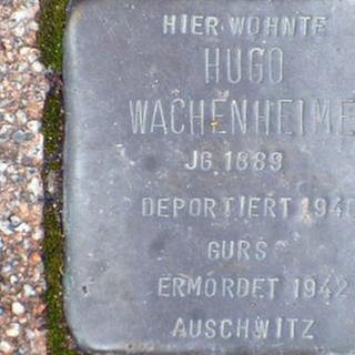 Aufnahme des Stolpersteins von Hugo Wachenheimer in Kippenheim