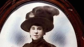 Die Französin Hubertine Auclert (1848 - 1914), war die Erste, die sich selbst als féministe (Feministin) beschrieb