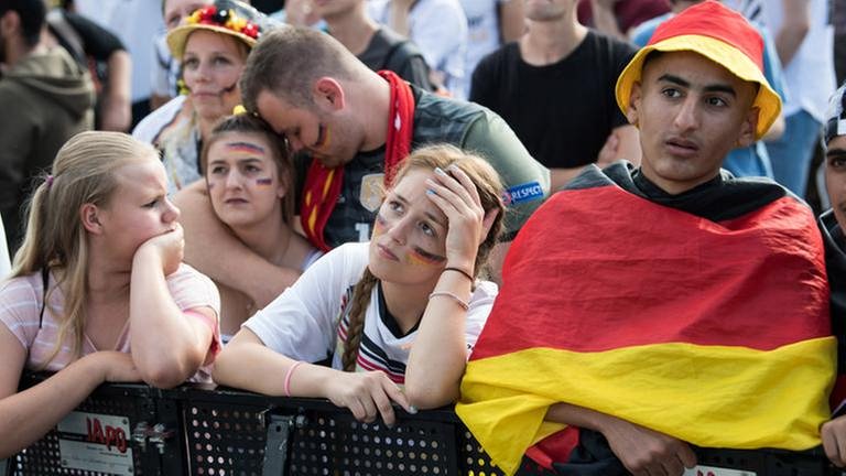 Besucher auf der Berliner Fanmeile beim Spiel Deutschland:Südkorea