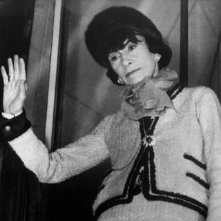 Coco Chanel in einem von ihr entworfenen "Chanel-Kostüm"