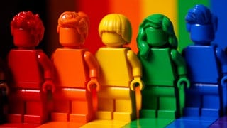 Das Lego-Set 'Jeder ist besonders' zeigt Figuren und Klemmbausteine in den Farben der Progress-Pride-Flag und wird als eine Hommage an positives und warmherziges Denken und Handeln beworben. 