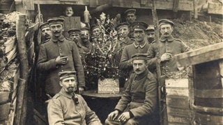 Soldaten im Schützengraben mit Tannenbaum an Weihnachten