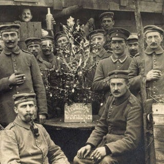 Soldaten im Schützengraben mit Tannenbaum an Weihnachten