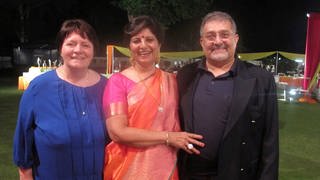 Gaby, Radhika und Tony auf einer indischen Hochzeit