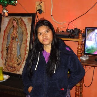 Sofia Tot Ac mit einem Bild der Jungfrau von Guadalupe und dem Bildschirm der Sicherheitskameras in ihrem Haus
