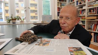 Rafael Seligmann mit seiner Schildkroete Kuschi