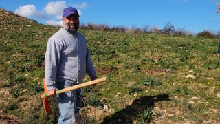 Houssem Hamdi, tunesischer Umweltaktivist, ist fast jedes Wochenende unterwegs, um Bäume zu pflanzen.