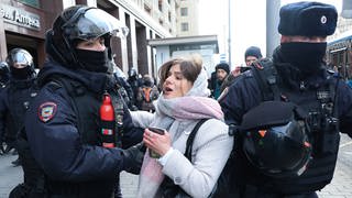 Ukraine-Konflikt März 2022, Polizei verhaftet Anti-Kriegs-Demonstranten in Moskau 