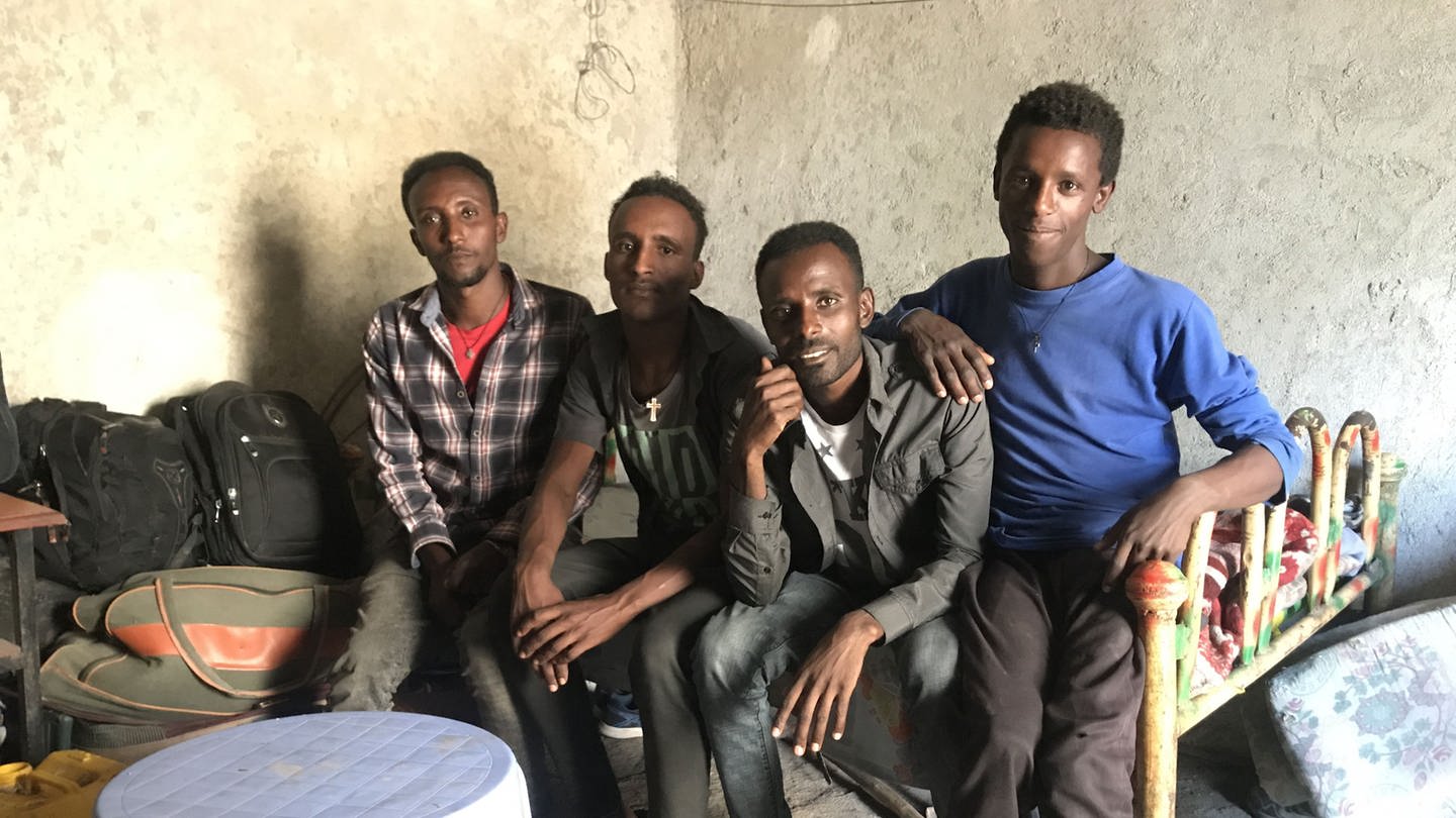 Abere (2. von rechts) mit seinen Mitbewohnern im Edgeschoss eines Rohbaus nahe Gondar