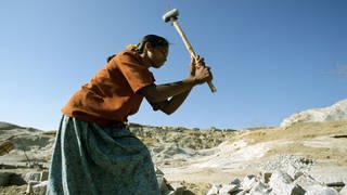 Frau aus der Kaste der Unberührbaren (Dalit) arbeitet in einem Steinbruch bei Madurai