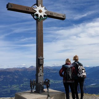 Mutter und Tochter Wächter am Ziel: Das Gipfelkreuz Goldeck auf 2.050 Meter Höhe 
