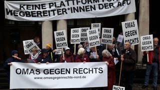 "Omas gegen rechts" auf einer Demo in Hamburg