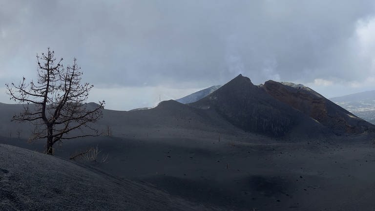 Vulkanausbruch auf La Palma - Aschewüste und der neue Vulkankegel