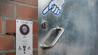 Tür zum Behinderten WC auf einem Autobahnrastplatz in Schleswig-Holstein 