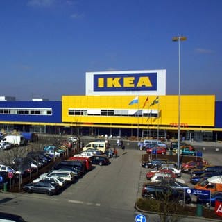 Ikea-Einrichtungshaus und Kundenparkplatz