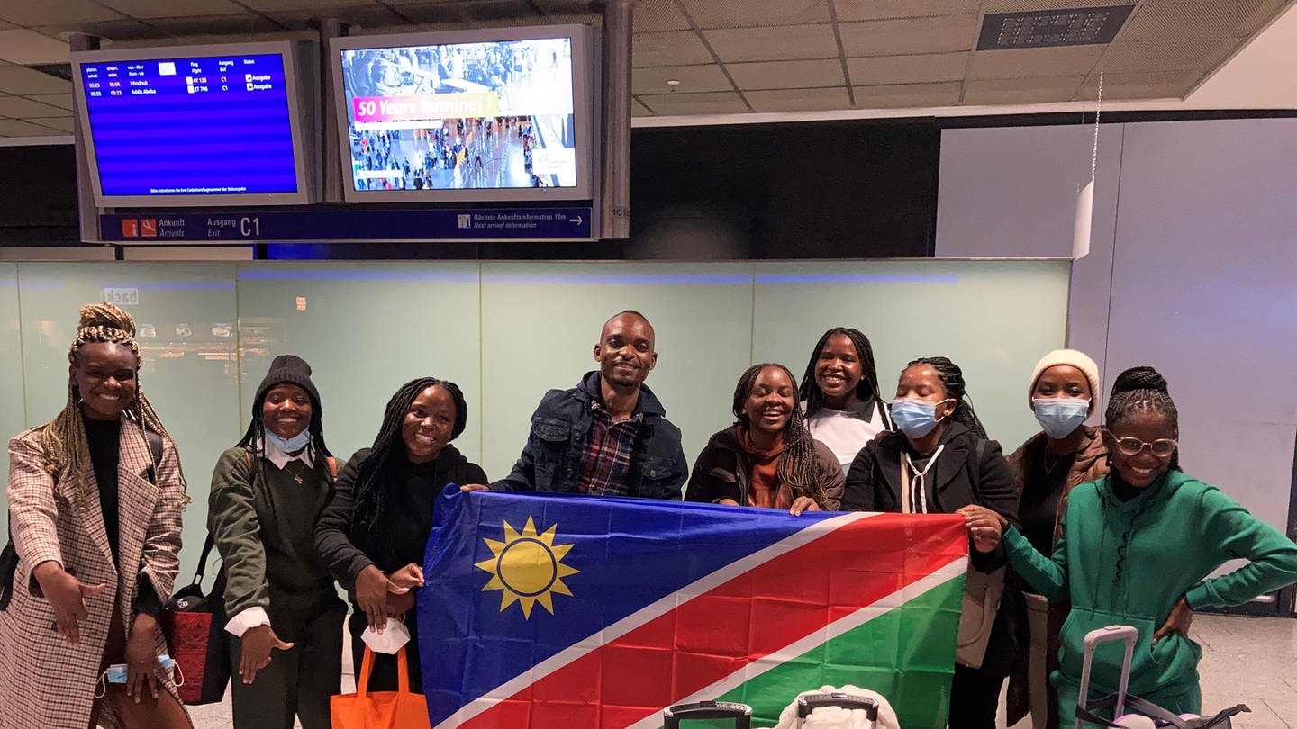 Ankunft der namibischen Fachkräfte am Frankfurter Flughafen. Fransina ist die dritte von rechts.