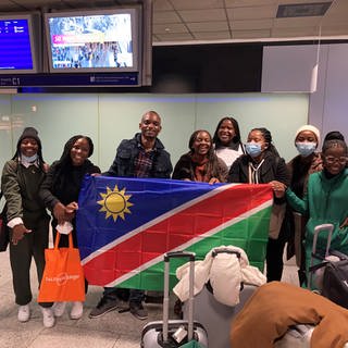 Ankunft der namibischen Fachkräfte am Frankfurter Flughafen. Fransina ist die dritte von rechts.