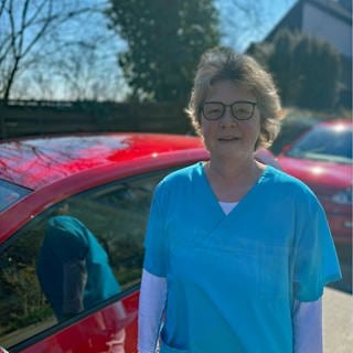 Christiane Weyrosta vor ihrem Auto im März 2022