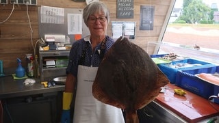 40 Jahre Dienst am Fisch. Christa Krüger mit Steinbutt 