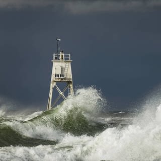 Sturmgetriebene Wellen des Lake Superior stürzen auf Grand Marais Obere Halbinsel von Michigan