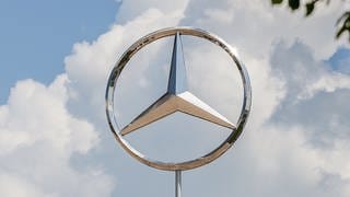 Ein Mercedes Stern vom Automobilhersteller Mercedes Benz Symbolbilder