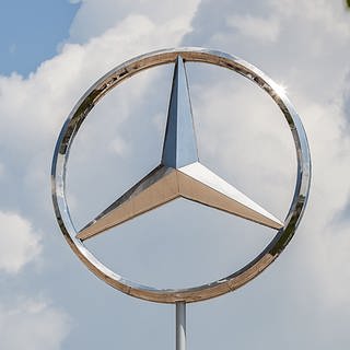 Ein Mercedes Stern vom Automobilhersteller Mercedes Benz Symbolbilder