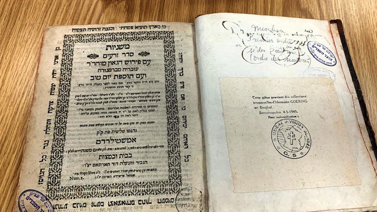 Auf seinen Raubzügen ließ Hermann Göring Judaica für sich sammeln. Hier die erste Seite eines geraubten Talmudbuches.