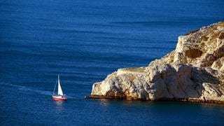 Hafenausfahrt in Marseille mit Segelboot