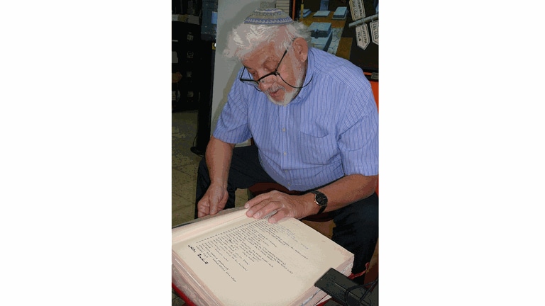 Bereits in jungen Jahren entdeckte der heute 71-jähige Moshe Rosenfeld seine Leidenschaft zu alten Handschriften.