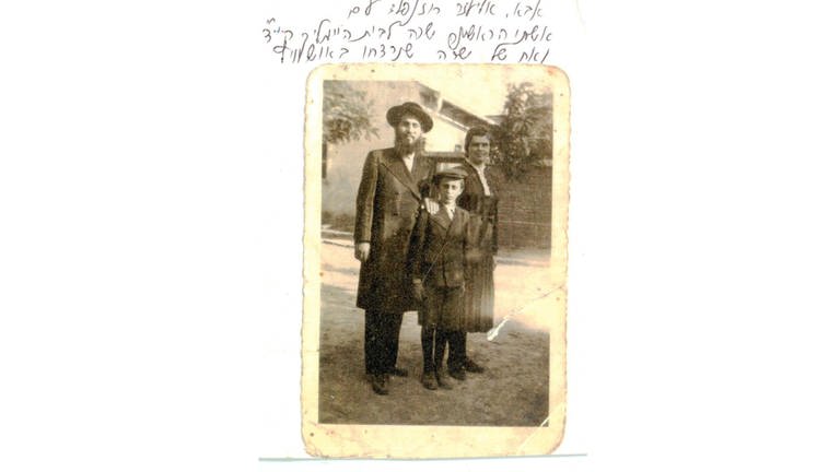 Moshes Vater Eliezer Rosenfeld, ein Kantor in religiöser Tracht mit seiner ersten Frau Sarah und Sohn 1938. Sein Vater kam 1944 mit einem der letzten Züge aus Budapest nach Bergen-Belsen. Dort wurde er befreit. Seine Frau und der gemeinsame Sohn aber in Auschwitz ermordet. 