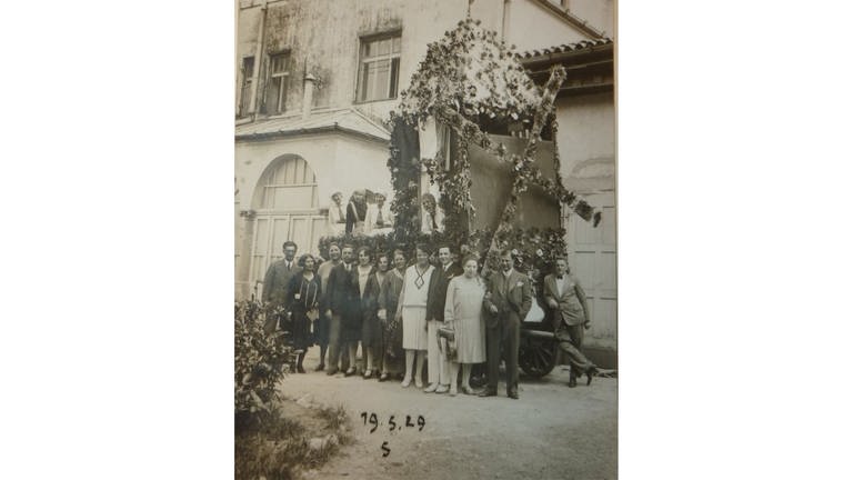 Das italienische Moschiena 1929 mit Dorfbewohnern vor einem Festwagen am 19. Mai. Istrien gehörte damals zur Region Julisch Venetien. Slowenen und Kroaten lebten in Italien und Italiener im angrenzenden neuen Jugoslawien (1918 bis 19922003). Das benachbarte Fiume war 1920 ein Freistaat von 28 qkm Fläche geworden. Italienische Legionäre marschierten auf Fiume zu und okkupierten es 1924.