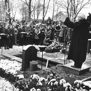 Beerdigung von Rudi Dutschke auf dem St.-Annen Friedhof in Berlin-Dahlem, die Grabrede hielt der Theologieprofessor Pfarrer Helmut Gollwitzer