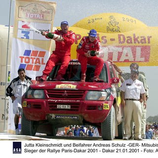 Jutta KleinschmidtAndreas Schulz -GER- Mitsubishi Pajero T2 Sieger der Rallye Paris-Dakar 2001
