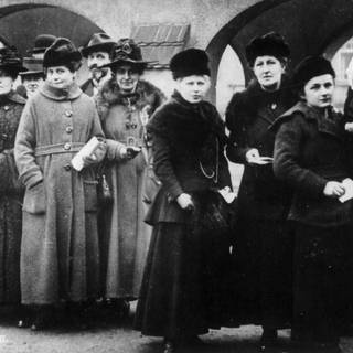 Frauen stehen 1919 in einer Schlange vor einem Wahllokal