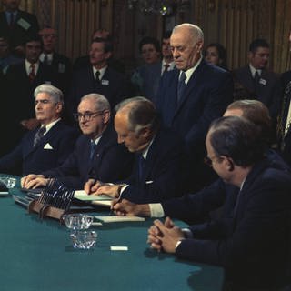 Außenminister William P. Rogers bei der Unterzeichnung der Vietnam-Friedensabkommen. 27. Januar 1973.