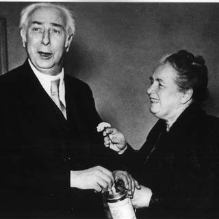 Bundespräsident Theodor Heuss und seine Frau Elly Heuss-Knapp bei der ersten Sammlung des Müttergenesungswerks 1950