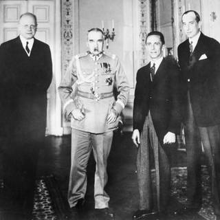 v.li.n.re.: Der deutsche Botschafter in Warschau, Hans-Adolf von Moltke, Jozef Pilsudski,  Joseph Goebbels und der polnische Außenminister Jozef Beck am 14. Juni 1934 (AP Photo)